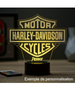Lampe illusion 3D en verre acrylique gravée au laser représentant  l'emblème Harley-Davidson .