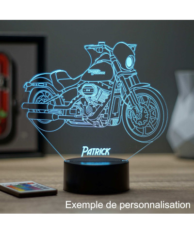 Lampe illusion 3D en verre acrylique gravée au laser représentant une moto Harley-Davidson Fat Bob.