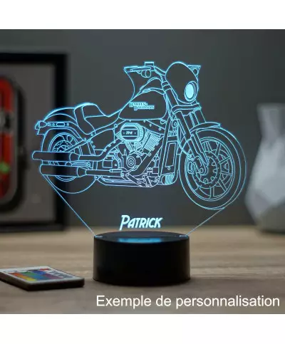 Lampe illusion 3D en verre acrylique gravée au laser représentant une moto Harley-Davidson Fat Bob.