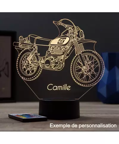Lampe illusion 3D en verre acrylique gravée au laser représentant une moto Yamaha XT500.
