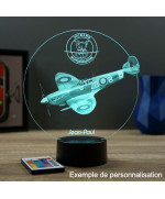 Lampe illusion 3D en verre acrylique gravée au laser représentant un avion de chasse SpitFire Vickers Supermarine.