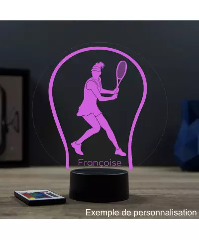 Lampe illusion 3D en verre acrylique gravée au laser représentant une joueuse de tennis à l'intérieur d'une balle de tennis.