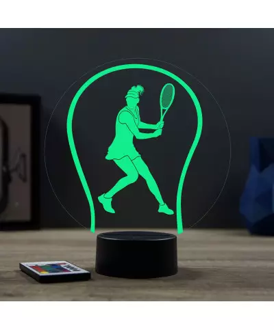 Lampe illusion 3D en verre acrylique gravée au laser représentant une joueuse de tennis à l'intérieur d'une balle de tennis.