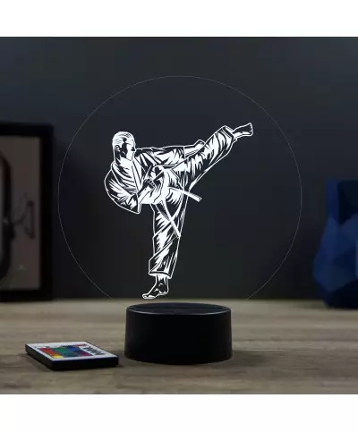 Lampe illusion 3D en verre acrylique gravée au laser représentant une karatéka.