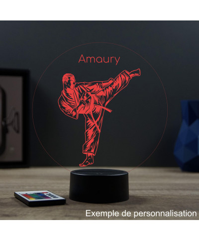 Lampe illusion 3D en verre acrylique gravée au laser représentant une karatéka.