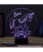 Lampe illusion 3D en verre acrylique gravée au laser représentant une licorne entourée de fleurs.