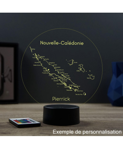 Lampe illusion 3D en verre acrylique gravée au laser représentant une carte de l'île de la Nouvelle Calédonie.