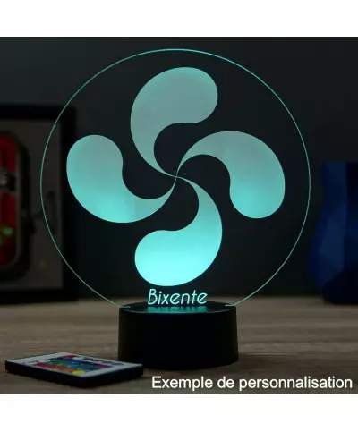 Lampe illusion 3D en verre acrylique gravée au laser représentant une croix basque.