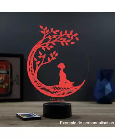 Lampe illusion 3D en verre acrylique gravée au laser représentant une femme faisant du yoga.