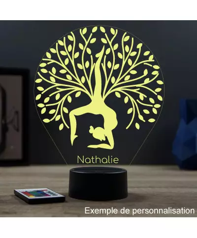 Lampe illusion 3D en verre acrylique gravée au laser représentant une femme faisant du yoga sous un arbre de vie.