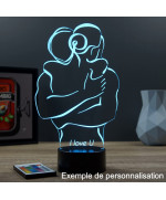 Lampe illusion 3D en verre acrylique gravée au laser représentant un couple tendrement enlacé.