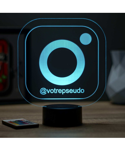 Lampe illusion 3D en verre acrylique gravée au laser représentant le logo instagram.