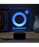 Lampe illusion 3D en verre acrylique gravée au laser représentant le logo instagram.