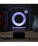 Lampe illusion 3D en verre acrylique gravée au laser représentant le logo instagram.