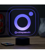 Lampe illusion 3D en verre acrylique gravée au laser représentant le logo instagram.