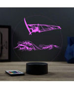 Lampe illusion 3D en verre acrylique gravée au laser représentant une planche à voile au dessus de l'eau.