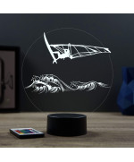 Lampe illusion 3D en verre acrylique gravée au laser représentant une planche à voile au dessus de l'eau.
