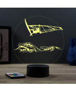 Lampe illusion 3D en verre acrylique gravée au laser représentant une planche à voile au dessus de l'eau.