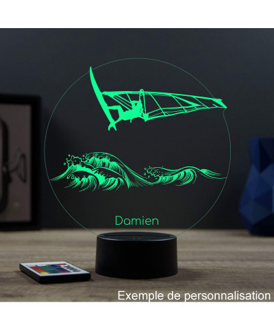 Lampe illusion 3D en verre acrylique gravée au laser représentant une planche à voile au dessus de l'eau.
