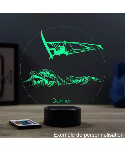 Lampe illusion 3D en verre acrylique gravée au laser représentant une planche à voile au dessus de l'eau.