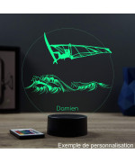 Lampe illusion 3D en verre acrylique gravée au laser représentant une planche à voile au dessus de l'eau.