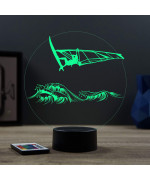 Lampe illusion 3D en verre acrylique gravée au laser représentant une planche à voile au dessus de l'eau.
