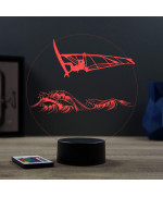 Lampe illusion 3D en verre acrylique gravée au laser représentant une planche à voile au dessus de l'eau.