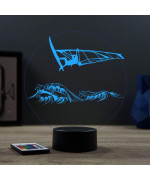Lampe illusion 3D en verre acrylique gravée au laser représentant une planche à voile au dessus de l'eau.