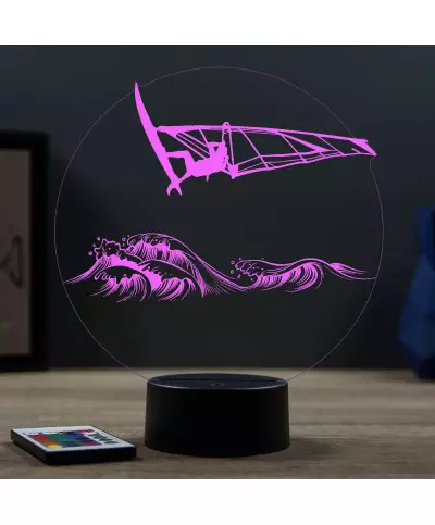 Lampe illusion 3D en verre acrylique gravée au laser représentant une planche à voile au dessus de l'eau.