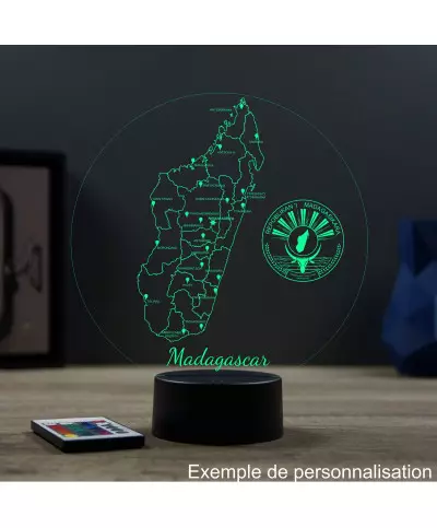 Lampe illusion 3D en verre acrylique gravée au laser représentant une carte de Madagascar.