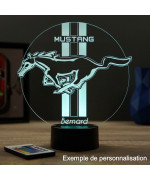 Lampe illusion 3D en verre acrylique gravée au laser représentant une interprétation du logo Mustang.