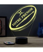Lampe illusion 3D en verre acrylique gravée au laser représentant un ballon de rugby avec le prénom du joueur.