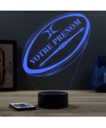 Lampe illusion 3D en verre acrylique gravée au laser représentant un ballon de rugby avec le prénom du joueur.