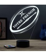 Lampe illusion 3D en verre acrylique gravée au laser représentant un ballon de rugby avec le prénom du joueur.