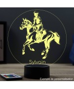 Lampe illusion 3D en verre acrylique gravée au laser représentant un cheval de concours complet.