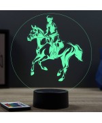 Lampe illusion 3D en verre acrylique gravée au laser représentant un cheval de concours complet.