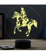 Lampe illusion 3D en verre acrylique gravée au laser représentant un cheval de concours complet.