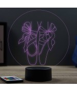 Lampe illusion 3D en verre acrylique gravée au laser représentant une paire de chaussons pointe de danse.