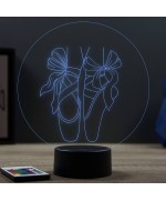 Lampe illusion 3D en verre acrylique gravée au laser représentant une paire de chaussons pointe de danse.