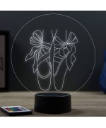 Lampe illusion 3D en verre acrylique gravée au laser représentant une paire de chaussons pointe de danse.