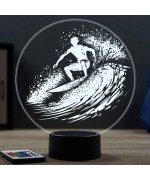 Lampe illusion 3D en verre acrylique gravée au laser représentant un surfeur.