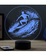 Lampe illusion 3D en verre acrylique gravée au laser représentant un surfeur.