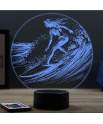Lampe illusion 3D en verre acrylique gravée au laser représentant une surfeuse.