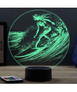 Lampe illusion 3D en verre acrylique gravée au laser représentant une surfeuse.