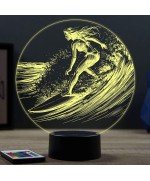 Lampe illusion 3D en verre acrylique gravée au laser représentant une surfeuse.