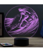 Lampe illusion 3D en verre acrylique gravée au laser représentant une surfeuse.