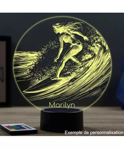 Lampe illusion 3D en verre acrylique gravée au laser représentant une surfeuse.