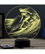 Lampe illusion 3D en verre acrylique gravée au laser représentant une surfeuse.