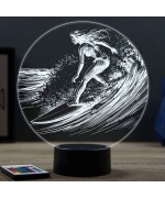 Lampe illusion 3D en verre acrylique gravée au laser représentant une surfeuse.