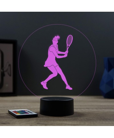 Lampe illusion 3D en verre acrylique gravée au laser représentant une joueuse de tennis à l'intérieur d'une balle de tennis.